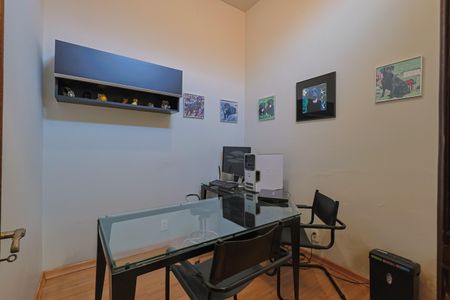 Casa à venda com 574m², 4 quartos e 4 vagasEscritório