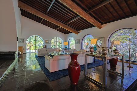 Casa à venda com 574m², 4 quartos e 4 vagasSala