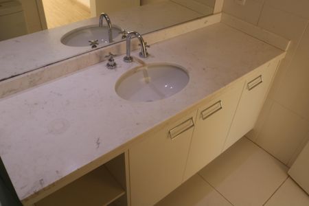 Apartamento à venda com 79m², 2 quartos e 2 vagasBanheiro da Suíte