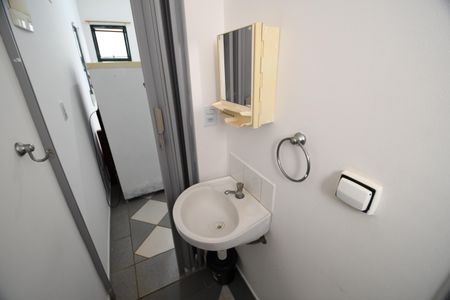 Banheiro de kitnet/studio para alugar com 1 quarto, 17m² em Cidade Universitária, Campinas