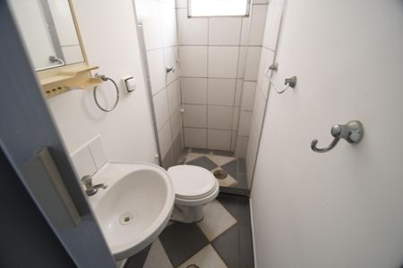 Banheiro de kitnet/studio para alugar com 1 quarto, 17m² em Cidade Universitária, Campinas