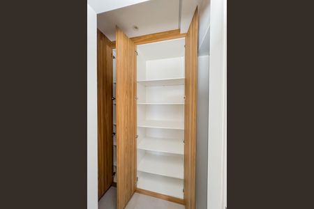 Apartamento à venda com 72m², 1 quarto e 1 vaga Apartamento à venda com 72m², 1 quarto e 1 vagaCorredor - Armários