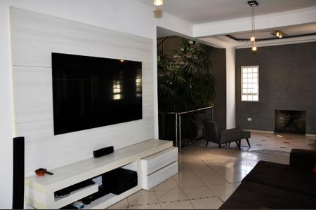 Casa à venda com 311m², 4 quartos e 4 vagasSala
