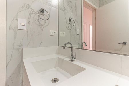 Apartamento à venda com 108m², 2 quartos e sem vaga Apartamento à venda com 108m², 2 quartos e sem vagaBanheiro