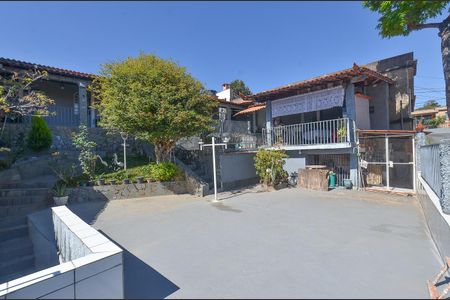 Casa à venda com 313m², 2 quartos e 2 vagas Casa à venda com 313m², 2 quartos e 2 vagasÁrea externa