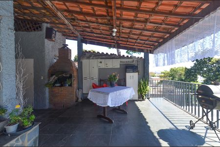 Casa à venda com 313m², 2 quartos e 2 vagas Casa à venda com 313m², 2 quartos e 2 vagasÁrea externa - Churrasqueira