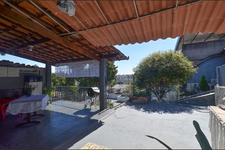 Casa à venda com 313m², 2 quartos e 2 vagas Casa à venda com 313m², 2 quartos e 2 vagasÁrea externa - Churrasqueira