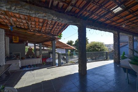 Casa à venda com 313m², 2 quartos e 2 vagas Casa à venda com 313m², 2 quartos e 2 vagasÁrea externa