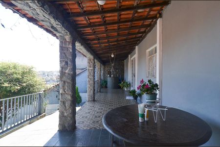 Casa à venda com 313m², 2 quartos e 2 vagas Casa à venda com 313m², 2 quartos e 2 vagasÁrea externa - Varanda