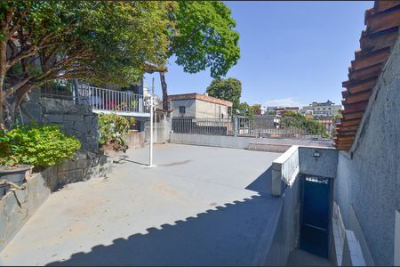 Casa à venda com 313m², 2 quartos e 2 vagas Casa à venda com 313m², 2 quartos e 2 vagasÁrea externa