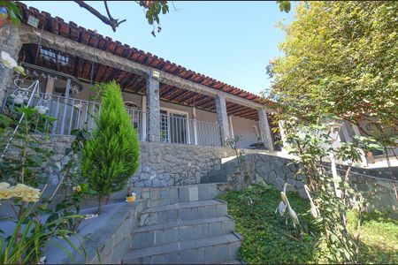 Casa à venda com 313m², 2 quartos e 2 vagas Casa à venda com 313m², 2 quartos e 2 vagasÁrea externa