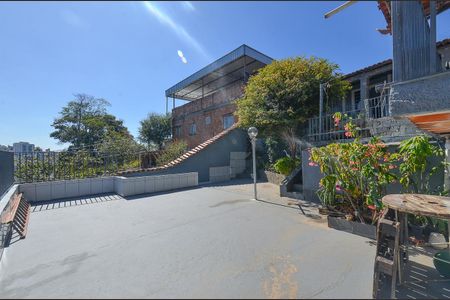 Casa à venda com 313m², 2 quartos e 2 vagas Casa à venda com 313m², 2 quartos e 2 vagasÁrea externa