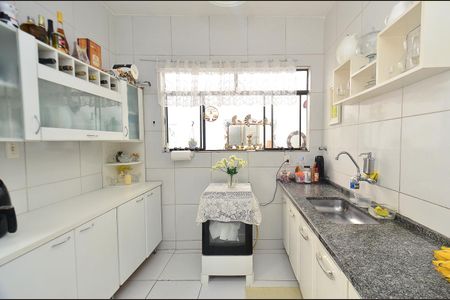Casa à venda com 313m², 2 quartos e 2 vagas Casa à venda com 313m², 2 quartos e 2 vagasCozinha