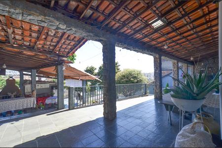 Casa à venda com 313m², 2 quartos e 2 vagas Casa à venda com 313m², 2 quartos e 2 vagasÁrea externa