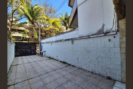Casa à venda com 200m², 3 quartos e 3 vagas Casa à venda com 200m², 3 quartos e 3 vagasVaranda