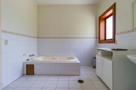 Casa à venda com 611m², 1 quarto e 6 vagas Casa à venda com 611m², 1 quarto e 6 vagasBanheiro da Suíte