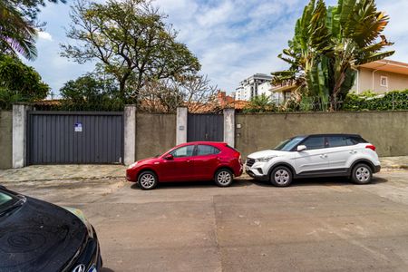 Casa à venda com 611m², 1 quarto e 6 vagas Casa à venda com 611m², 1 quarto e 6 vagasFachada