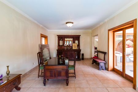 Casa à venda com 611m², 1 quarto e 6 vagas Casa à venda com 611m², 1 quarto e 6 vagasSala de Estar