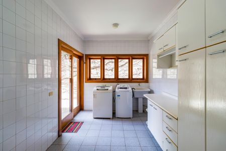 Casa à venda com 611m², 1 quarto e 6 vagas Casa à venda com 611m², 1 quarto e 6 vagasÁrea de Serviço