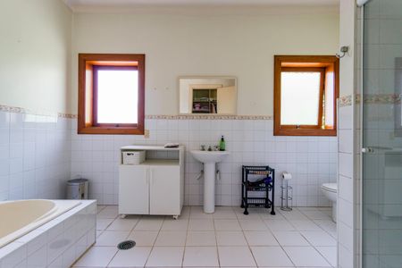 Casa à venda com 611m², 1 quarto e 6 vagas Casa à venda com 611m², 1 quarto e 6 vagasBanheiro da Suíte