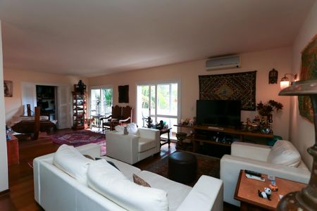 Casa à venda com 351m², 2 quartos e 3 vagas Casa à venda com 351m², 2 quartos e 3 vagasSala
