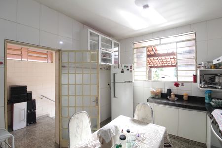 Casa à venda com 233m², 2 quartos e 2 vagasCozinha