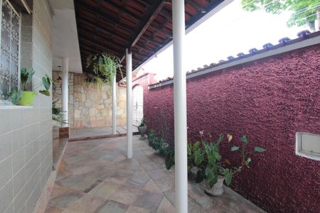 Casa à venda com 233m², 2 quartos e 2 vagasGaragem