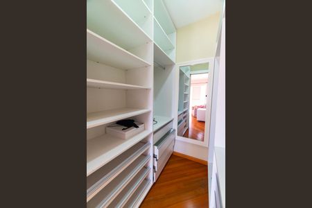 Apartamento à venda com 209m², 3 quartos e 3 vagas Apartamento à venda com 209m², 3 quartos e 3 vagasCloset da Suite