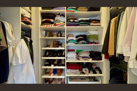 Apartamento para alugar com 264m², 4 quartos e 2 vagas Apartamento para alugar com 264m², 4 quartos e 2 vagasCloset da suíte