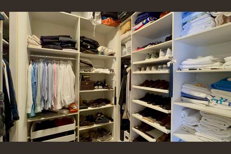 Apartamento para alugar com 264m², 4 quartos e 2 vagas Apartamento para alugar com 264m², 4 quartos e 2 vagasCloset da suíte
