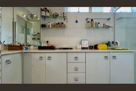 Apartamento para alugar com 264m², 4 quartos e 2 vagas Apartamento para alugar com 264m², 4 quartos e 2 vagasBanheiro da Suíte