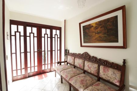 Casa à venda com 350m², 4 quartos e 2 vagas Casa à venda com 350m², 4 quartos e 2 vagasEntrada