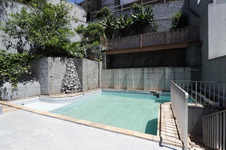 Casa à venda com 350m², 4 quartos e 2 vagas Casa à venda com 350m², 4 quartos e 2 vagasPiscina