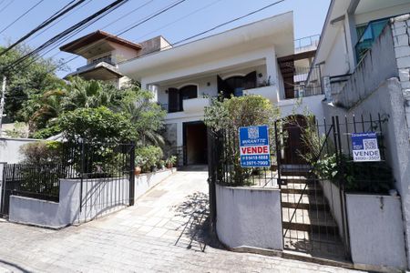 Casa à venda com 350m², 4 quartos e 2 vagas Casa à venda com 350m², 4 quartos e 2 vagasFachada