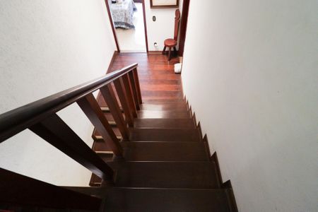 Casa à venda com 350m², 4 quartos e 2 vagas Casa à venda com 350m², 4 quartos e 2 vagasEscada