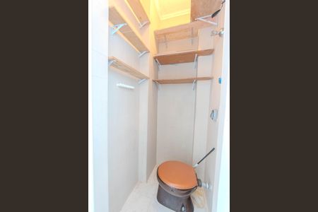 Apartamento à venda com 105m², 2 quartos e sem vaga Apartamento à venda com 105m², 2 quartos e sem vagaBanheiro de serviço