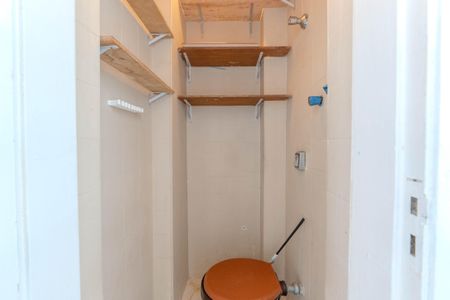 Apartamento à venda com 105m², 2 quartos e sem vaga Apartamento à venda com 105m², 2 quartos e sem vagaBanheiro de serviço