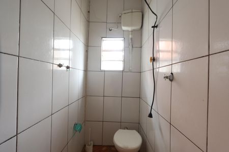 Banheiro Social de casa para alugar com 1 quarto, 30m² em Parque Santa Madalena, São Paulo