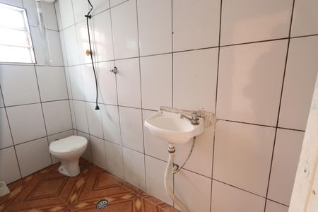 Banheiro Social de casa para alugar com 1 quarto, 30m² em Parque Santa Madalena, São Paulo