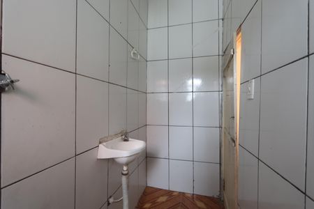 Banheiro Social de casa para alugar com 1 quarto, 30m² em Parque Santa Madalena, São Paulo