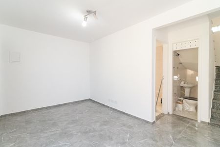 Sala de casa de condomínio para alugar com 2 quartos, 80m² em Vila Ré, São Paulo