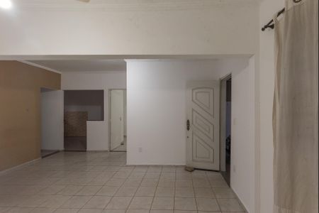 Casa à venda com 250m², 4 quartos e 3 vagas Casa à venda com 250m², 4 quartos e 3 vagasSala