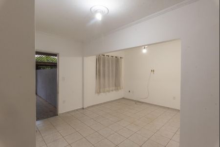 Casa à venda com 250m², 4 quartos e 3 vagas Casa à venda com 250m², 4 quartos e 3 vagasSala