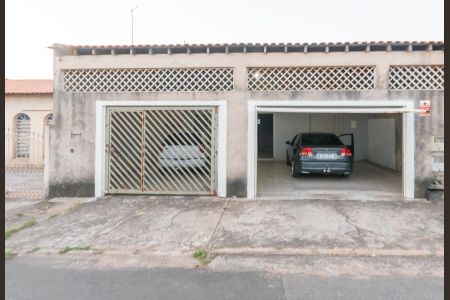 Casa à venda com 250m², 4 quartos e 3 vagas Casa à venda com 250m², 4 quartos e 3 vagasFachada