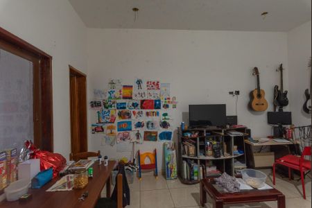 Casa à venda com 250m², 4 quartos e 3 vagas Casa à venda com 250m², 4 quartos e 3 vagasCasa 2- Sala