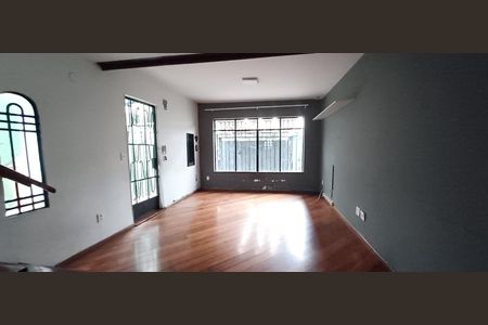 Casa à venda com 129m², 3 quartos e 2 vagas Casa à venda com 129m², 3 quartos e 2 vagasSala