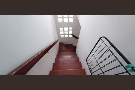 Casa à venda com 129m², 3 quartos e 2 vagas Casa à venda com 129m², 3 quartos e 2 vagasEscada