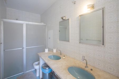 Casa para alugar com 315m², 5 quartos e 4 vagas Casa para alugar com 315m², 5 quartos e 4 vagasÁrea comum - Banheiro