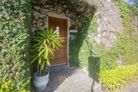 Casa para alugar com 315m², 5 quartos e 4 vagas Casa para alugar com 315m², 5 quartos e 4 vagasFachada