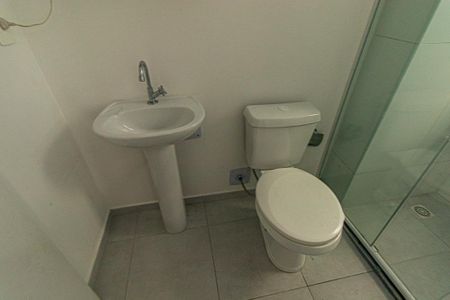Banheiro Social de kitnet/studio para alugar com 1 quarto, 24m² em Novo Mundo, Curitiba
